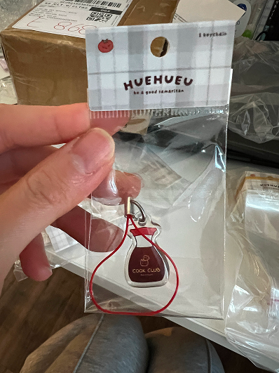 Keychain design of the cook club cat logo on a soy sauce bottle